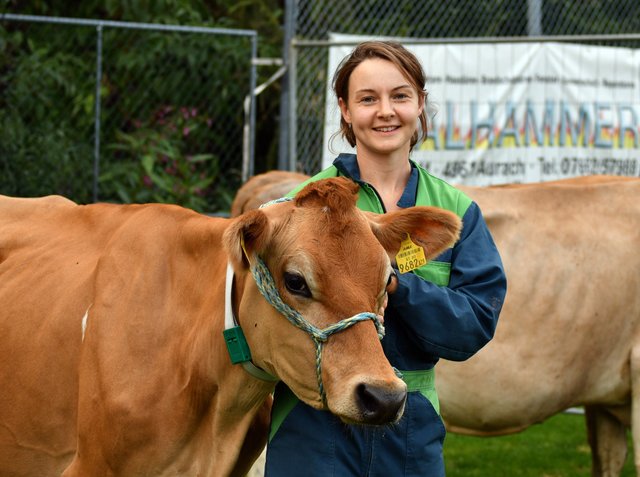 Julia Fröhlich mit Kuh Gloria