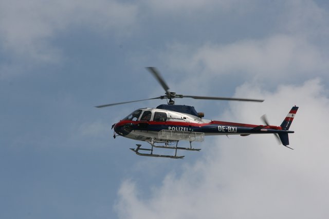 In Unken und Lofer suchen Bergretter, Alpinpolizisten, Polizeidiensthunde und Polizeihubschrauber nach dem Vermissten.