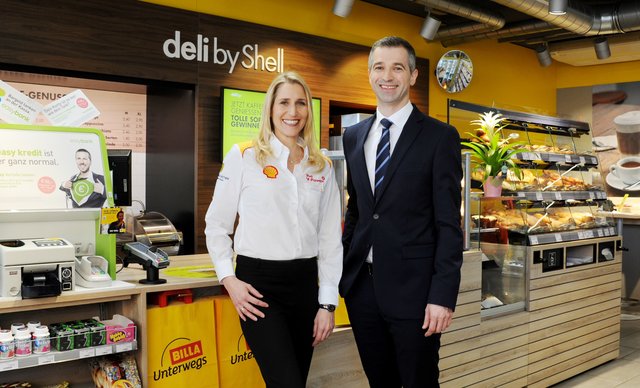 Astrid Adamek, Leiterin des Tankstellengeschäfts von Shell Austria GmbH, und Jürgen Öllinger, ADEG Vorstand