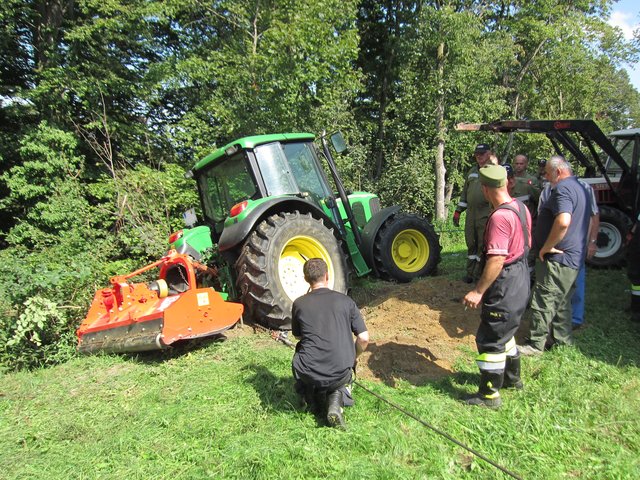 Die Feuerwehren Henndorf und Jennersdorf zogen mit Seilwinden das Fahrzeig auf den Wiesenboden zurück.