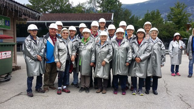 Vor der Einfahrt ins Silberbergwerk in Schwaz wurden die Senioren in Schutzkleidung gehüllt.  | Foto: Seniorenbund St. Margarethen