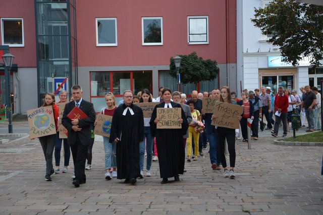 Gemeinsam für den Klimaschutz: der heurige Fürstenfelder Schweigemarsch mit anschließenden Friedensgebet widmete sich dem brisanten Thema der Klimaveränderungen.
