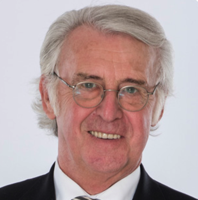 Bürgermeister Novomestsky freut sich endlich wieder einen Bankomanten in seiner Gemeinde zu haben.