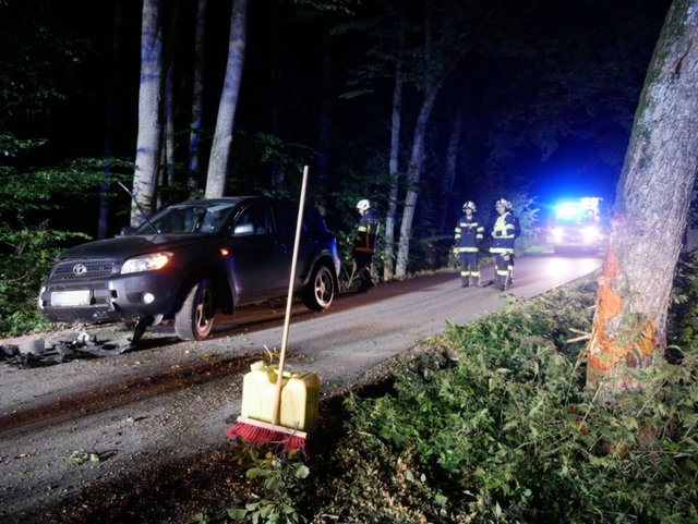 Rund eine Stunde waren die Einsatzkräfte mit Aufräumarbeiten beschäftigt, der Fahrer blieb unverletzt.