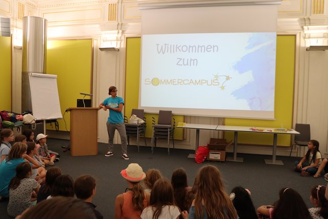 Forscherin Julia Michalska erzählt den Kindern von ihrem Forscheralltag