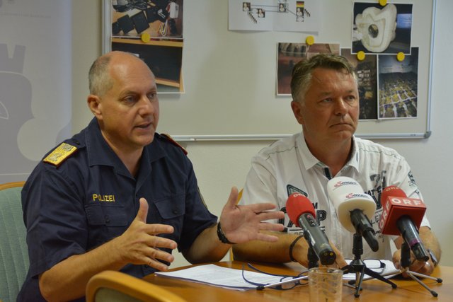 Generalmajor Werner Fasching und Ernst Paul Schlaffer, Suchtgift-Ermittler der Landeskriminalabteilung, bei der Präsentation der erfolgreichen Ermittlungen