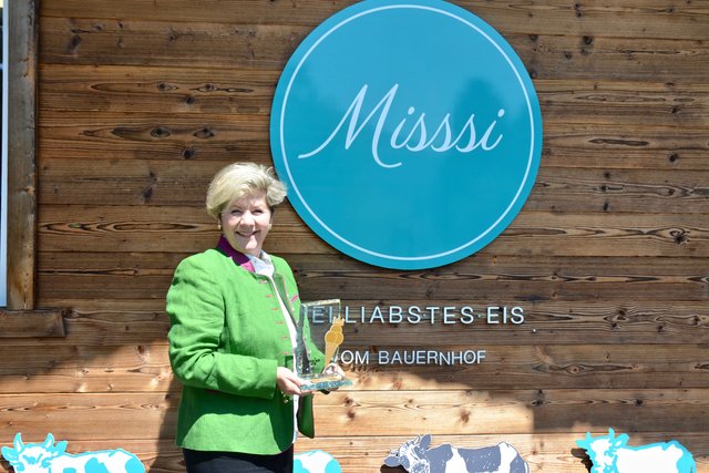 "Unser Haselnuss-Eis hat heuer das „ Goldene Stanitzl“ gewonnen und ist in der Kategorie „Milchspeiseeis“ Bundessieger geworden."-Ingrid Kriegl