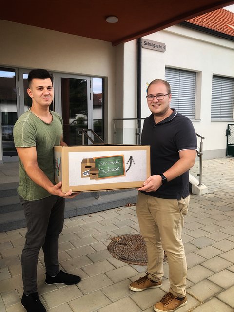 Christian Paulhart und Yannic Sommer mit der Versandbox.