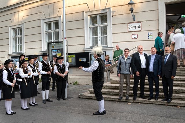 Ein Ständchen der Stadtkapelle Krems zum Empfang der Wallfahrer auf dem Pfarrplatz: Vizebürgermeister Erwin Krammer, Bürgermeister Dr. Reinhard Resch, Pfarrer Mag. Franz Richter und Diakon Klaus Killer  | Foto: Stadt Krems