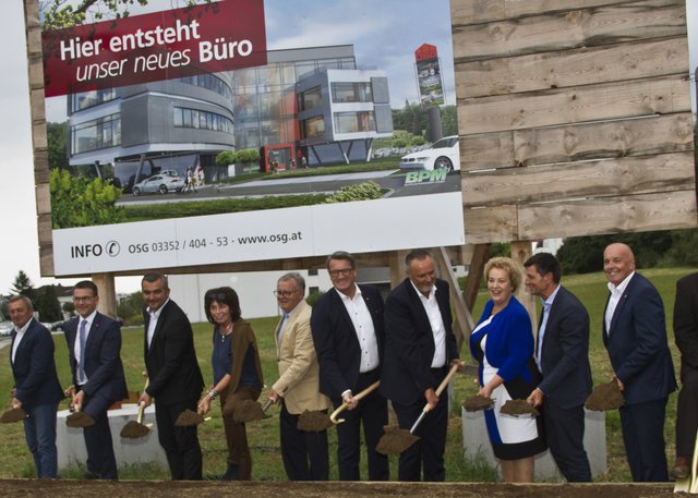 Der Spatenstich für die neue OSG-Zentrale ist erfolgt.