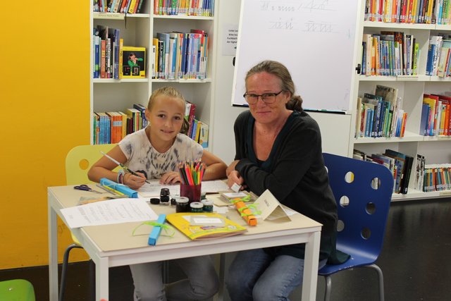 Eintauchen in alte Schriftwerke und Geheimnisse entdecken: Das ist der neunjährigen Elena beim Workshop mit Elisabeth Küter in der Steiermärkischen Landesbibliothek gelungen.
