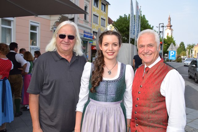 Noch im Amt: Weinhoheit Maria Jöbstl mit Henry Sams und Bgm. Helmut Leitenberger.