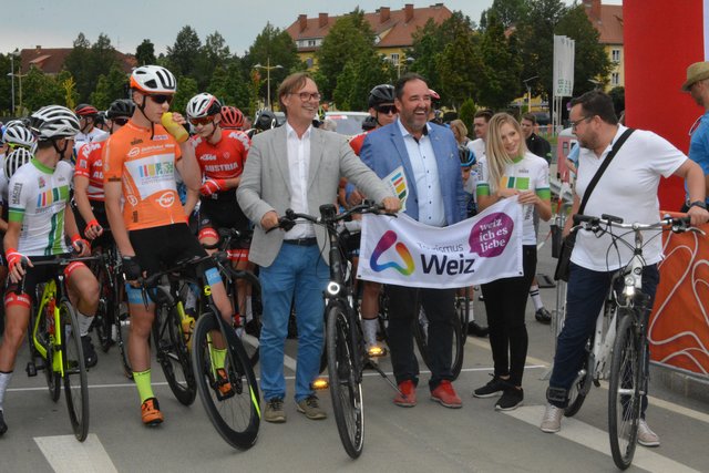 Bürgermeister Erwin Eggenreich (4.v.r.) beim Start der 34. Internationalen Radtour Oststeiermark in Weiz.