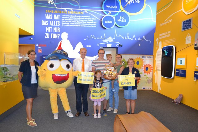 Kerstin Wiesmüller, Sonnenwelt-Maskottchen Solarix, Bürgermeister Martin Bruckner und Michaela Haider überreichten einen Geschenkkorb an die Jubiläumsbesucher Familie Redl: die Eltern Daniel und Antonija waren mit ihren Kindern Viktoria und David zum ersten Mal in der SONNENWELT. | Foto: Sonnenwelt Großschönau