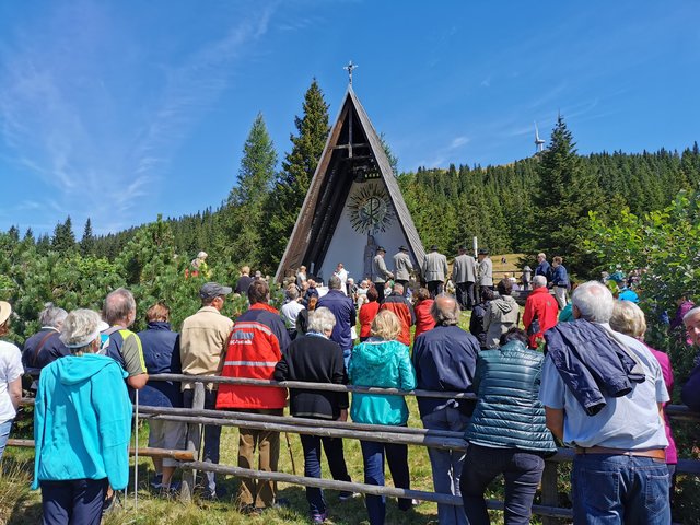Gut besucht war die Bergmesse bei der Pauluskapelle auf der Weinebene.