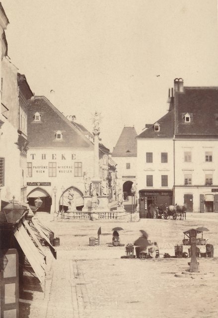 Fotografie des östlichen Hauptplatzes mit der Ungargasse und dem Ungar-Tor im Hintergrund.