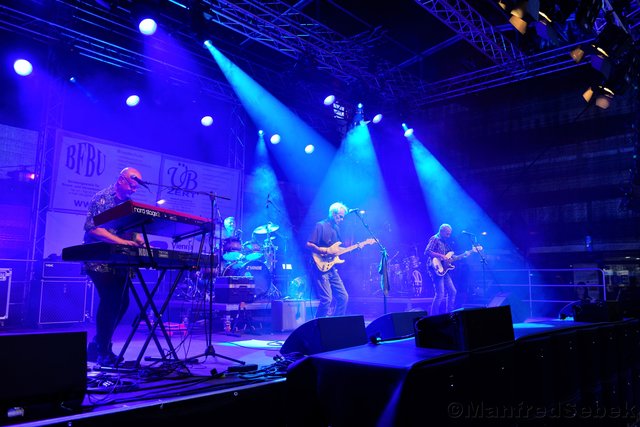 • Ulli Bäer | guit, voc
• Gary Lux | keyboard, voc
• Harald Fendrich | bass, voc
• Harry Stampfer | drums