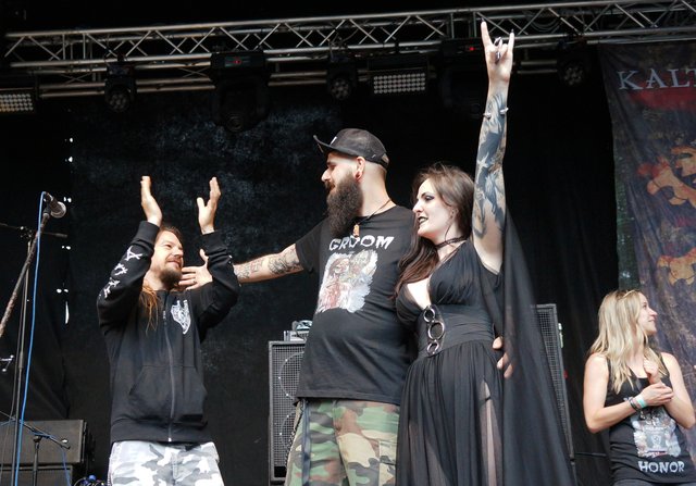 Tanja und Sven aus Graz gaben sich auf der KOA-Metal-Bühne das "Ja-Wort". KOA-Veranstalter Thomas Spiwak gratulierte und spendete den frisch Vermählten "lebenlangen freien KOA-Eintritt".