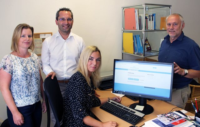 Petra Hinteregger, Gesundheitsreferent Stadtrat Franz Petritz, Sandra Brenner und Ernst Nagelschmied stellen die neue Online-Beratung der städtischen Spielsuchtberatung vor. 
 | Foto: StadtPresse/Spatzek