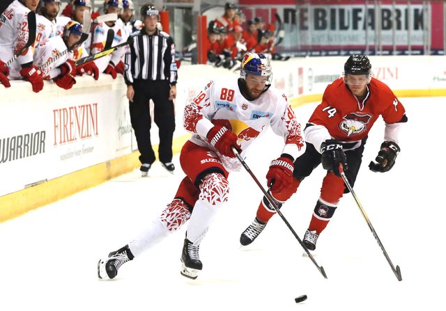Im ersten Spiel am Freitag mussten sich die Salzburger Bullen den Redhawks aus Malmö geschlagen geben. | Foto: Red Bull/GEPA