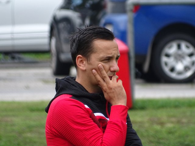 Nachdenklicher Neven Ilic - Trainer von Maria Gail