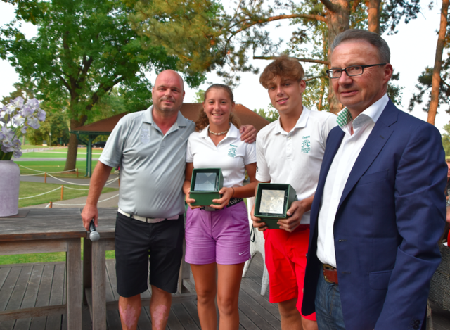 Clubmeister Laura Fangmeyer und Laurenz Kubin mit Sportdirektor Alexander Kubin (li.) und Präsident Christian Guzy (re.). | Foto: Zeiler