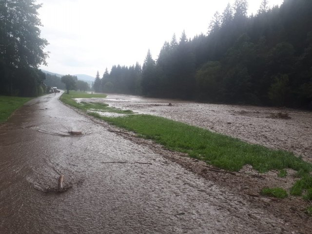 Straßen wurden überschwemmt.