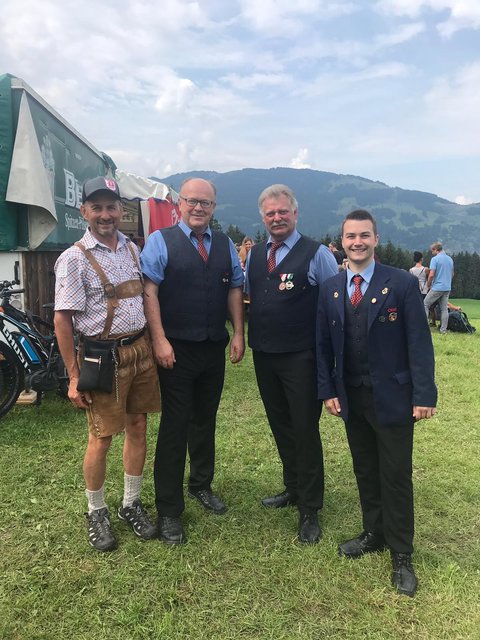 Voll im Einsatz: Vizeobmann Anton Herzog, Obmann Christian Hofer, Hausherr Andreas Fürstauer, Kapellmeister Andreas Wimmer.  | Foto: Hofer