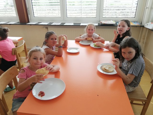 das selbst zubereitete Essen wurde dann genussvoll verspeist! | Foto: Mit BiSS zur Kultur in Rechnitz