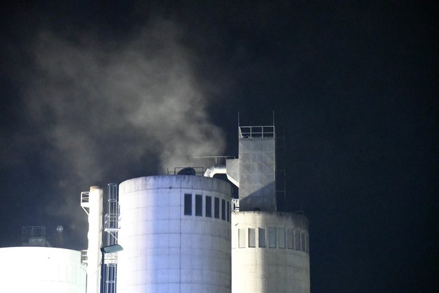 In der Nacht brach ein Brand in einem Industriebetrieb in Jenbach aus