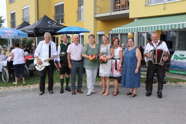 Hausleiterin Franziska Gruber und Pflegedienstleiterin Sabine Haspl konnten zum Sommerfest zahlreiche Ehrengäste begrüßen. | Foto: Alfred Mayer