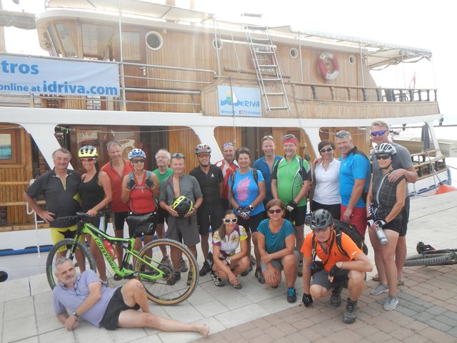 Die Gruppe mit ihrem schwimmenden Hotel, dem Schiff "Albatros".