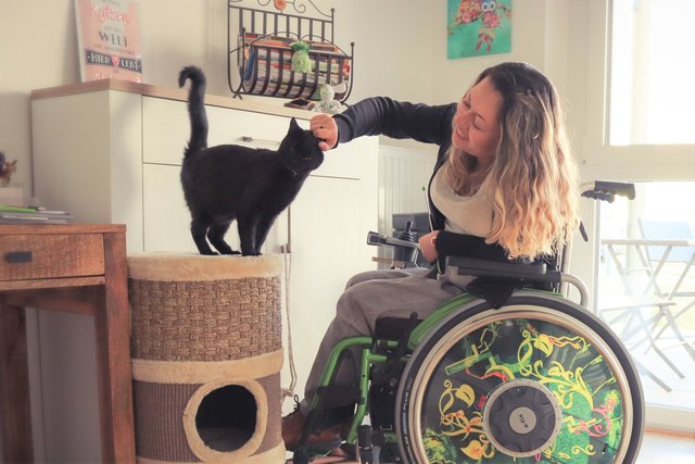 Laura Gentile mit ihrer Katze Kiwi | Foto: pfoetchentraining.com