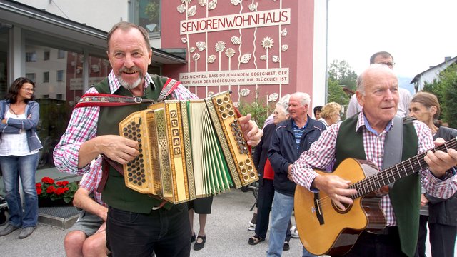 Erwin und Adi sorgten für beste Stimmung vorm Seniorenwohnhaus. | Foto: Reinbacher