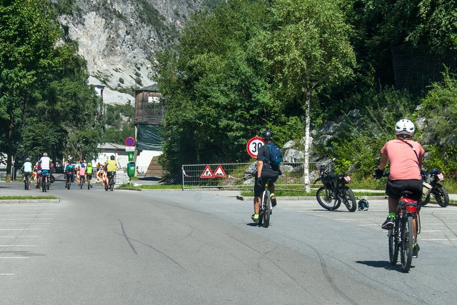 Bitte für Vollbildmodus in das Bild hinein klicken.
Am Ende des Zammer Krankenhausparkplatzes Ost beginnt die ca. 1 km lange Baustelle der Innstraße und des Radweges Via Claudia Augusta und des Innradweges in Richtung Schönwies - Imst. In Imst teilen sich diese 2 Fernradwege.