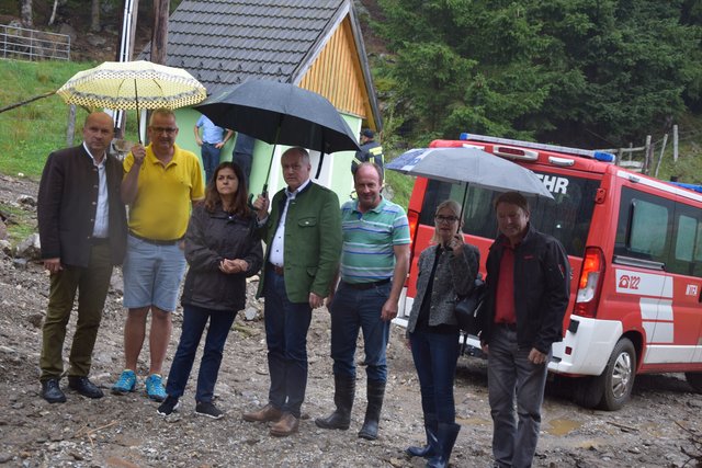 Lokalaugenschein: Bruno Aschenbrenner, Peter Pirker, Doris Kampus, Johann Seitinger, Peter Bacher, Gabi Kolar und Josef Moitzi (v. l.).
