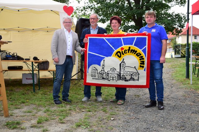 Obmann des Verschönerungsvereines Bürgermeister Harald Hofbauer, Maria und Franz Danninger sowie Vizebürgermeister Walter Greulberger.