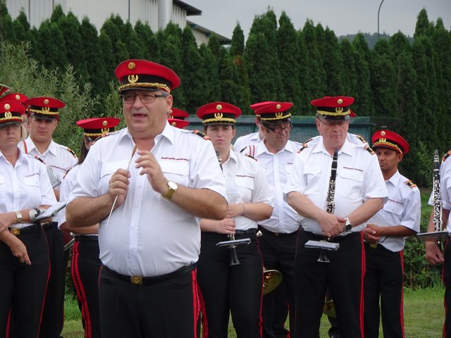 Kapellmeiser Reinhold Buchas bei der Ansprache.