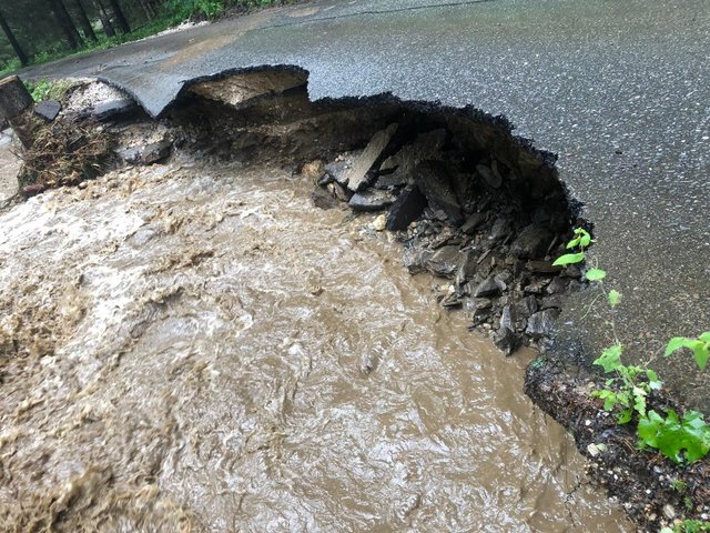 Eine Straße wurde in Obdach weggerissen.