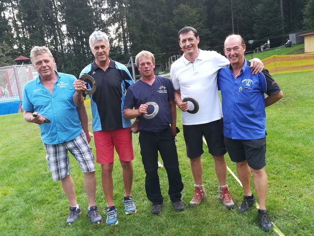 Turniersieger 2019 in Kössen: Biberg aus Salzburg mit Obmann Stefan Stöckl-Berger (re.)