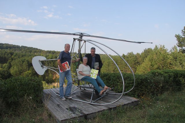 Günter Miklenic, Johanna Haigl und Kurt Weckel im Hubschrauber 'Hui' der Künstler David Moises und Chris Janka.