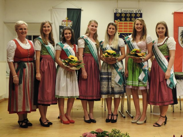 Die amtierenden und die neuen Blumenhoheiten mit Blumenstraßendirndlsponsorin Grete Posch