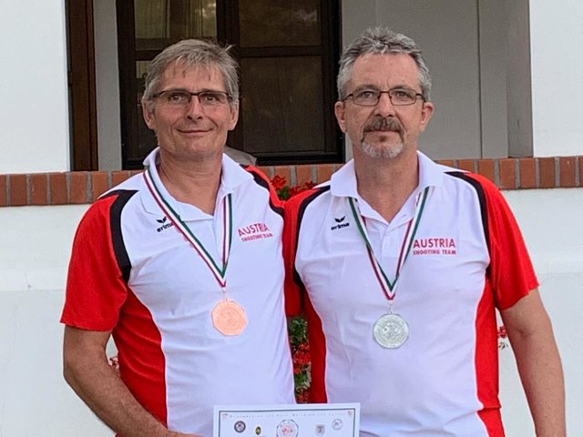 Christian Winterer (l. im Bild) holte sich die Silbermedaille. Felix Würflingsdobler wurde bei der Europameisterschaft in Ungarn Vizemeister.  | Foto: Gilgenberger Vorderladeschützen