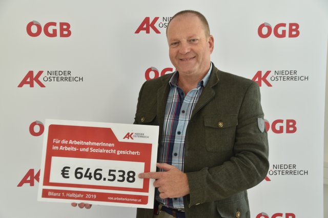 Burkhard Eberl freut sich über die Summe, die für die Arbeitnehmer aus Lilienfeld erkämpft werden konnte. | Foto: Sebastian Puchinger
