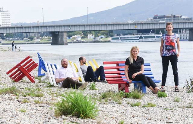 Begeistert zeigten sich beim Ausprobieren der Sitzskulpturen auch Kulturstadträtin Doris Lang-Mayerhofer, Franz Koppelstätter (afo), Holger Jagersberger (Salzamt) und Andrea Böhning. | Foto: Stadt Linz/Dworschak