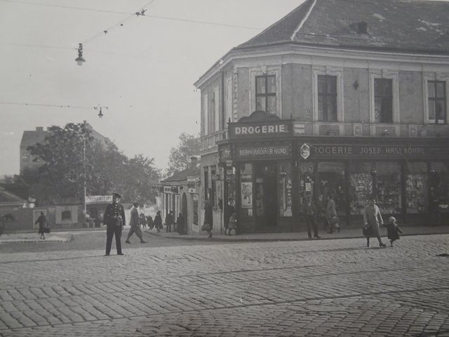 Simmeringer Hauptstraße/Ecke Kopalgasse, 1936
Das Haus wurde 1945 durch Bomben zerstört. | Foto: Archiv Bezirksmuseum Simmering