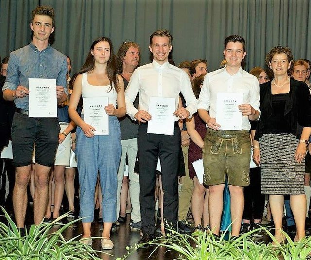 Die Urkunden wurden von Landesrätin Ursula Lackner an Andreas Lobe, Jasmin Muster, Jan Tscherko, Florian Weißinger überreicht. | Foto: KK