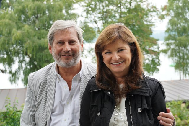 Wüstenrot-Chefin Susanne Riess und EU-Kommissar Johannes Hahn genießen ihr Zuhause in Schleedorf. | Foto: Gertraud Kleemayr