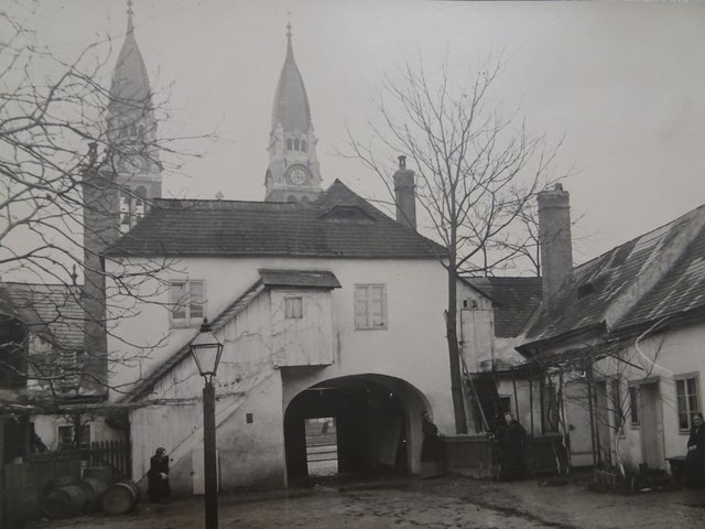 Simmeringer Hauptstraße 95, ehemaliges Fink-Haus, hofseitig, gegenüber Enkplatz im Jahr 1912.
Geburtshaus der Hofopernsängerin Antonia Lautenschläger (1859-1910) | Foto: Archiv Bezirksmuseum Simmering