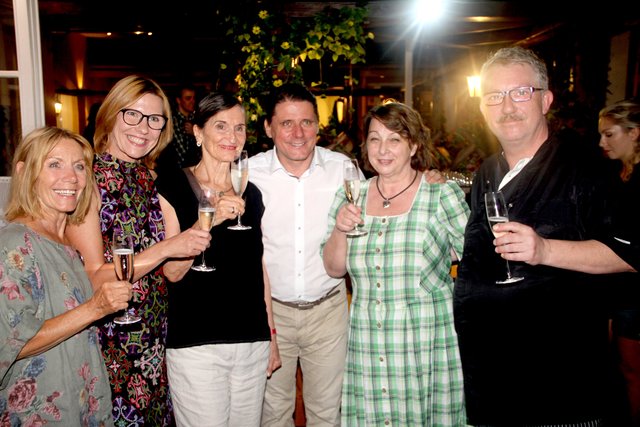 Intendant Christian Spatzek (mi.) feierte mit dem gesamten Ensemble bei Sepperl's Heurigen den Erfolg. | Foto: Friedrich Doppelmair